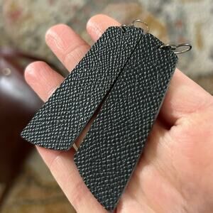 Nickel & Suede Flint Gem Lightweight Leather Earrings Unicorn EUC Black Textured